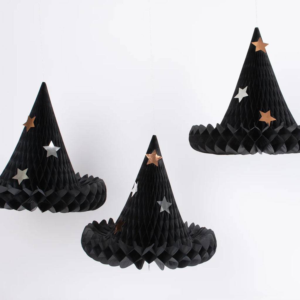 Sombreros de bruja colgantes