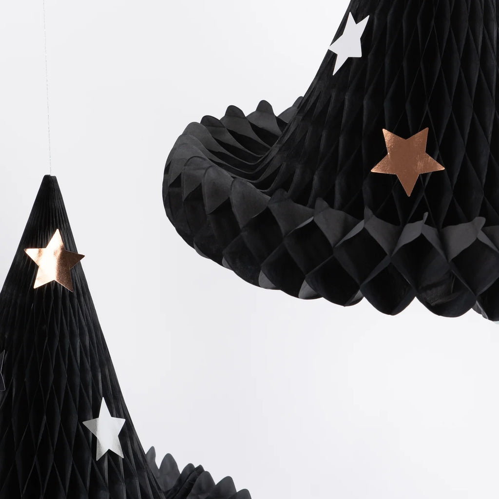 Sombreros de bruja colgantes