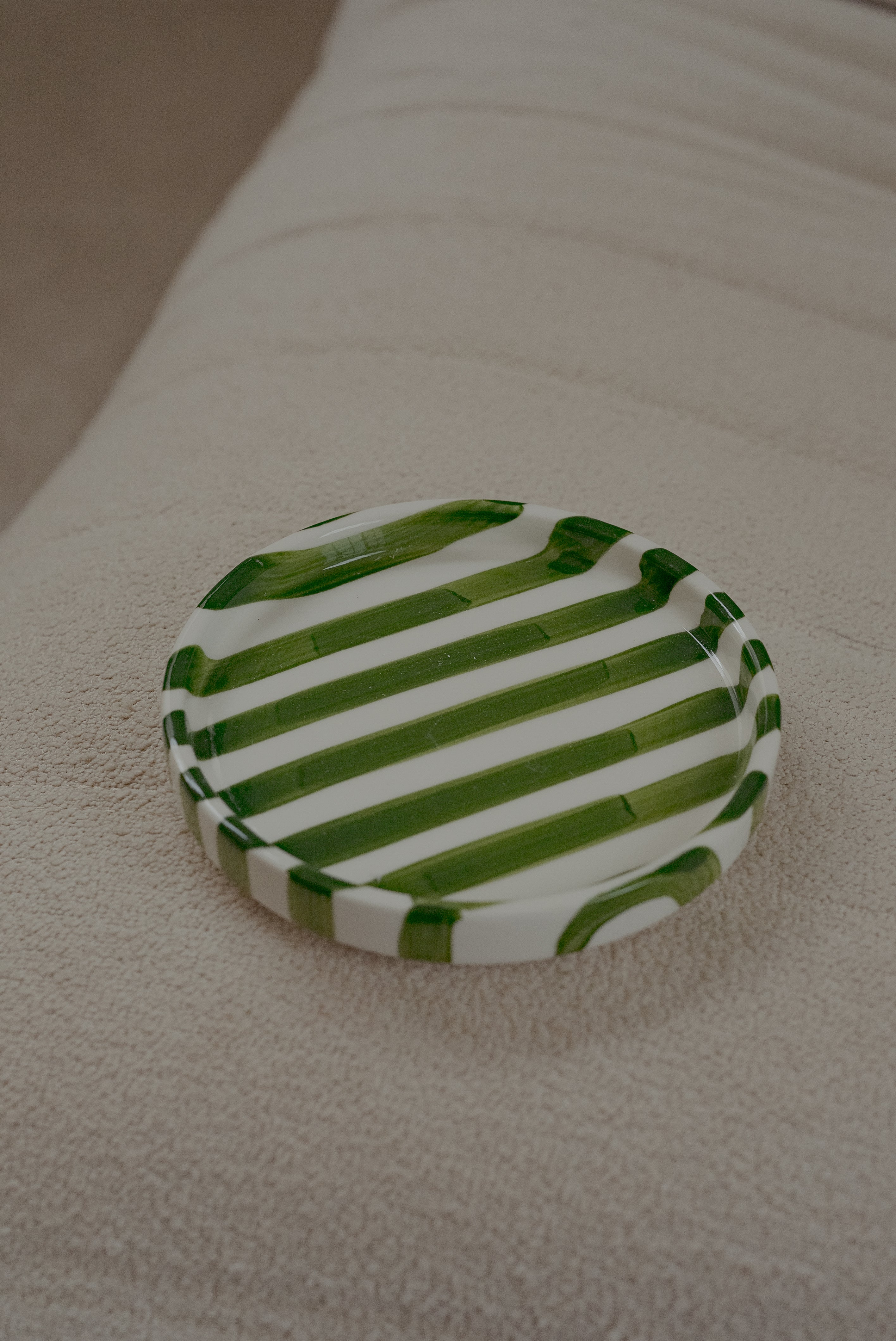 Plato de líneas verde