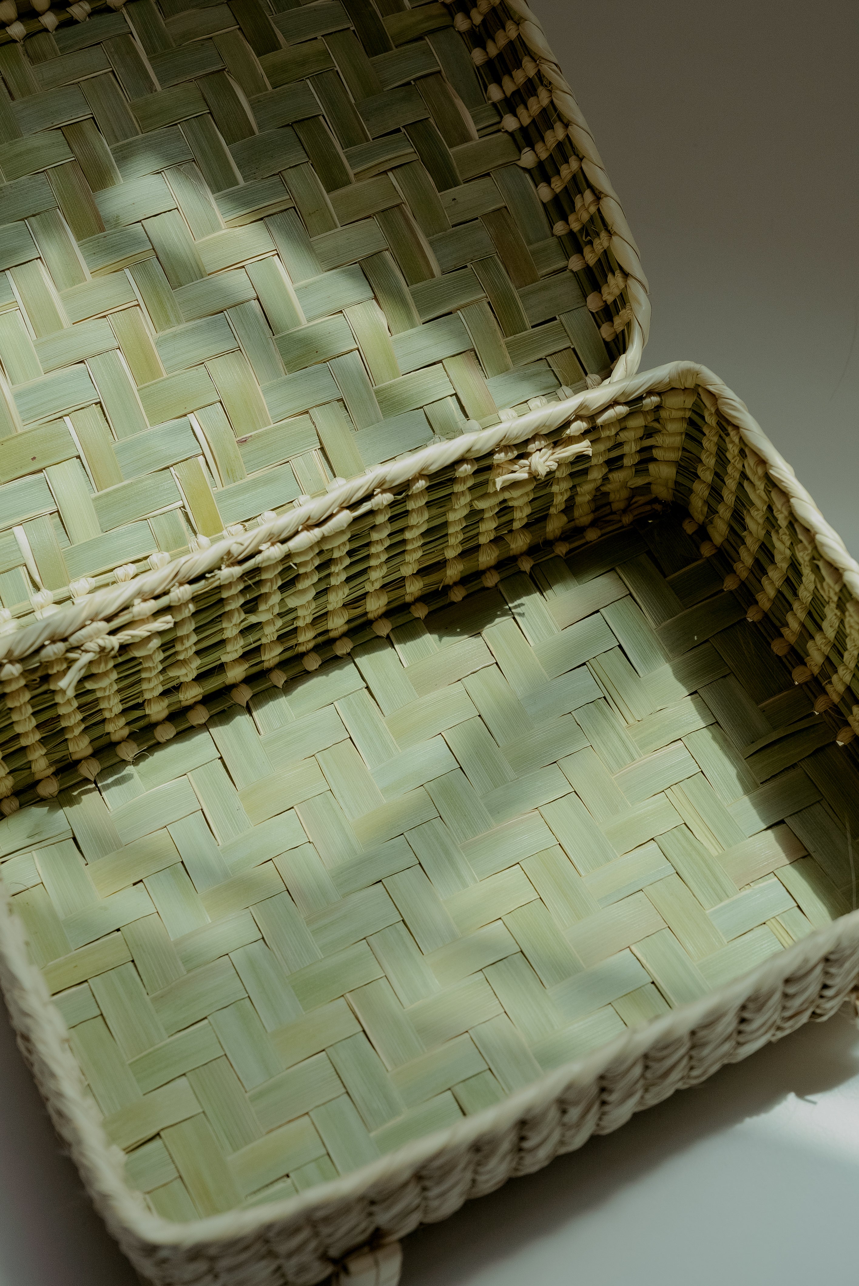 Caja con tapa mediana