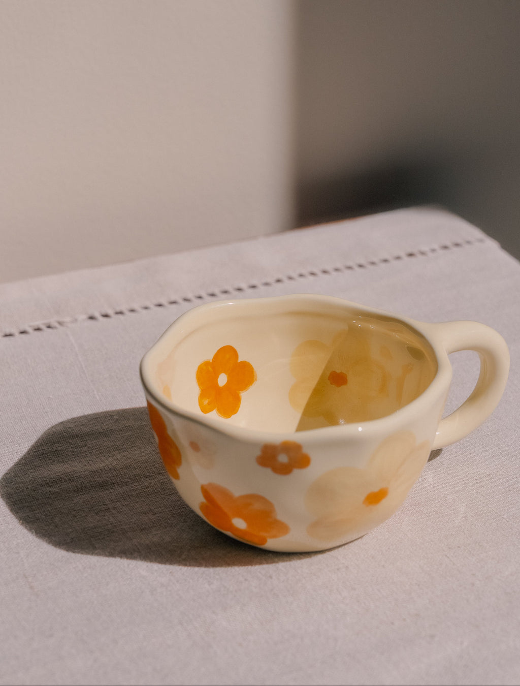 Taza de flores naranja