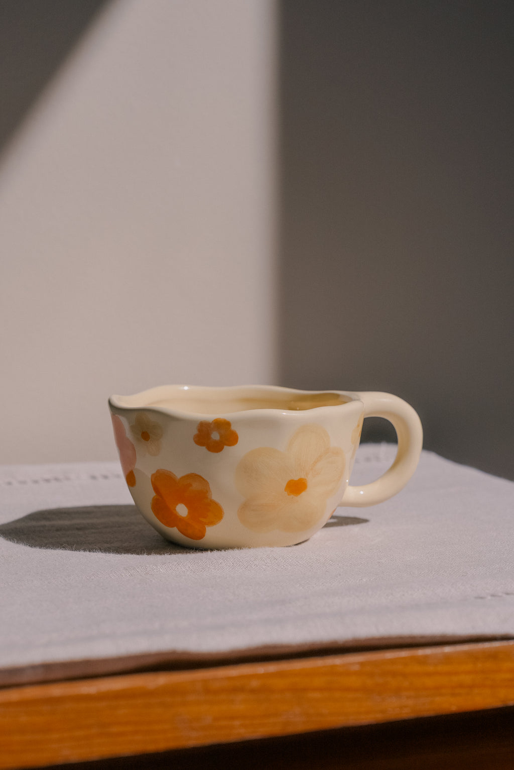 Taza de flores naranja