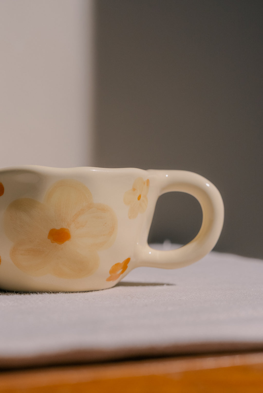 Taza de flores naranja