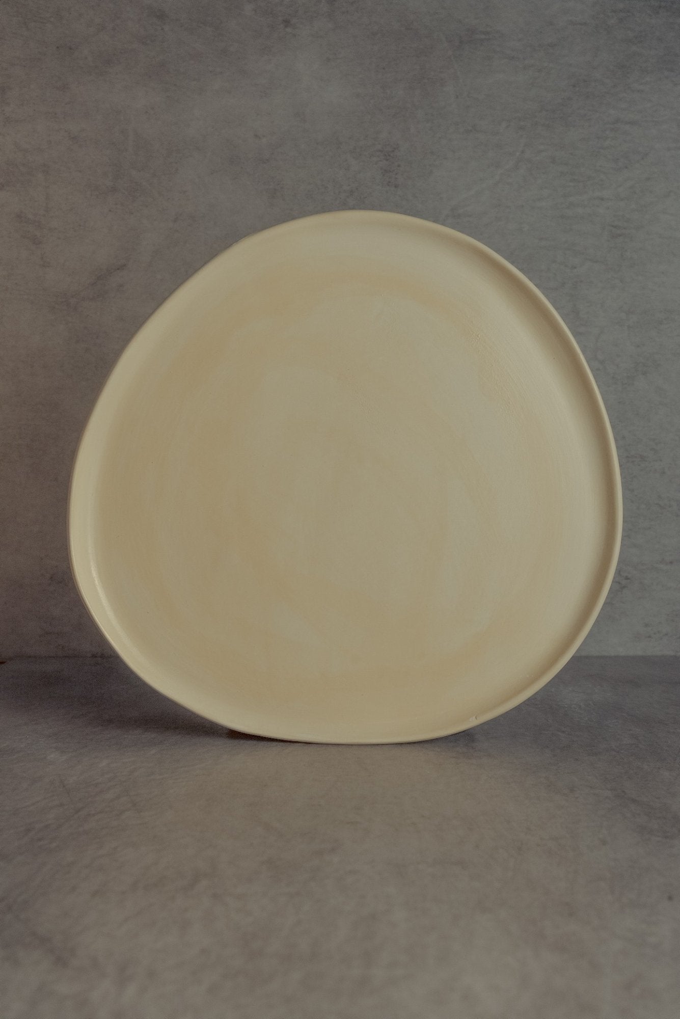 Plato irregular amarillo grande