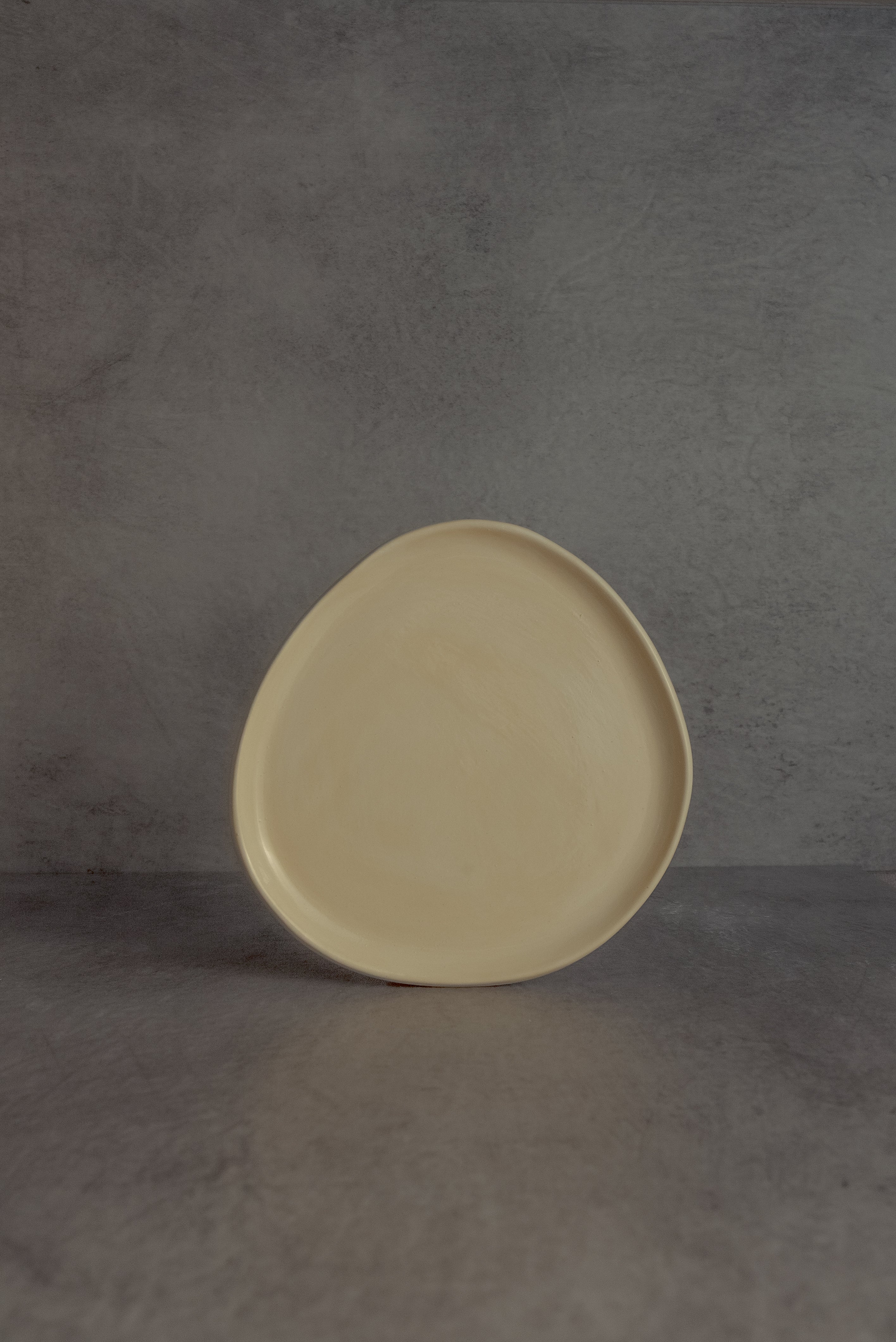 Plato irregular amarillo mediano