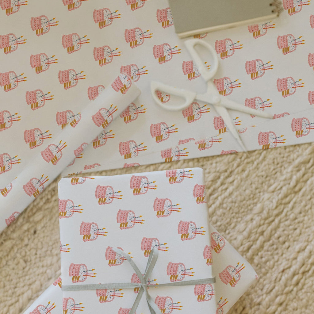 Papel de regalo pasteles de cumpleaños en un regalo