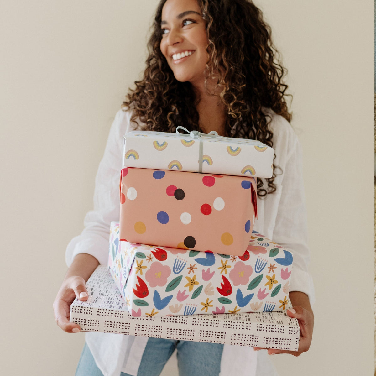 Papel de regalo puntos brillantes en un regalo