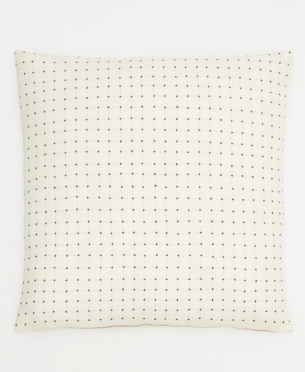 Euro sham Cross-Stitch color Bone con bordado negro, vista frontal