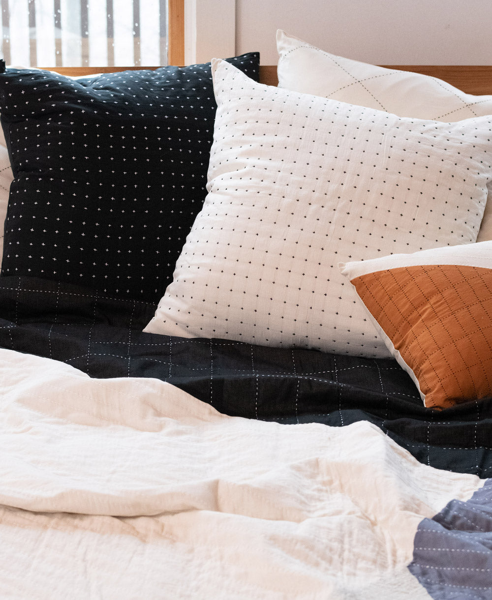 Euro shams Cross-Stitch sobre una cama