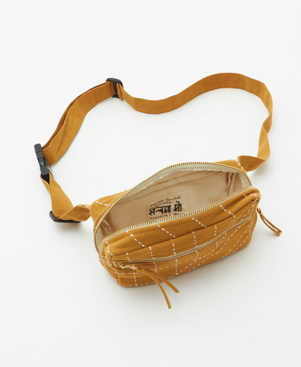 Belt bag Ochre, detalle de la correa ajustable