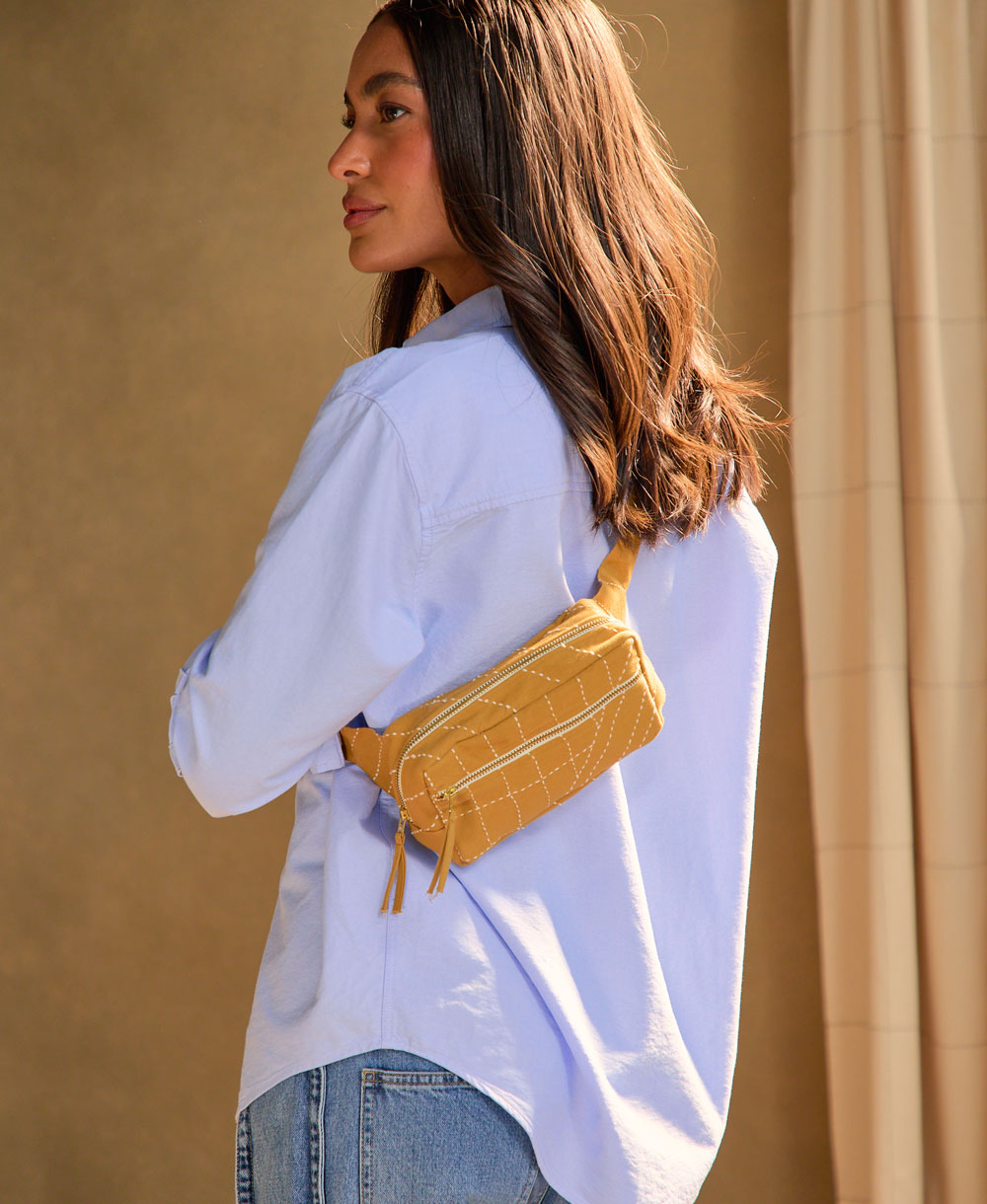Belt bag Ochre usada como crossbody