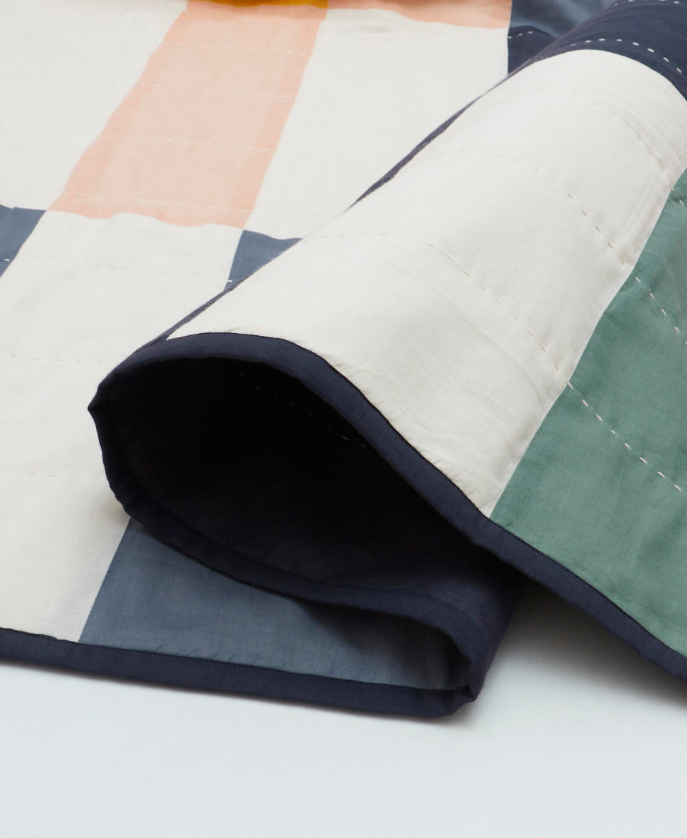 Colcha patchwork Multi-Check enrollada