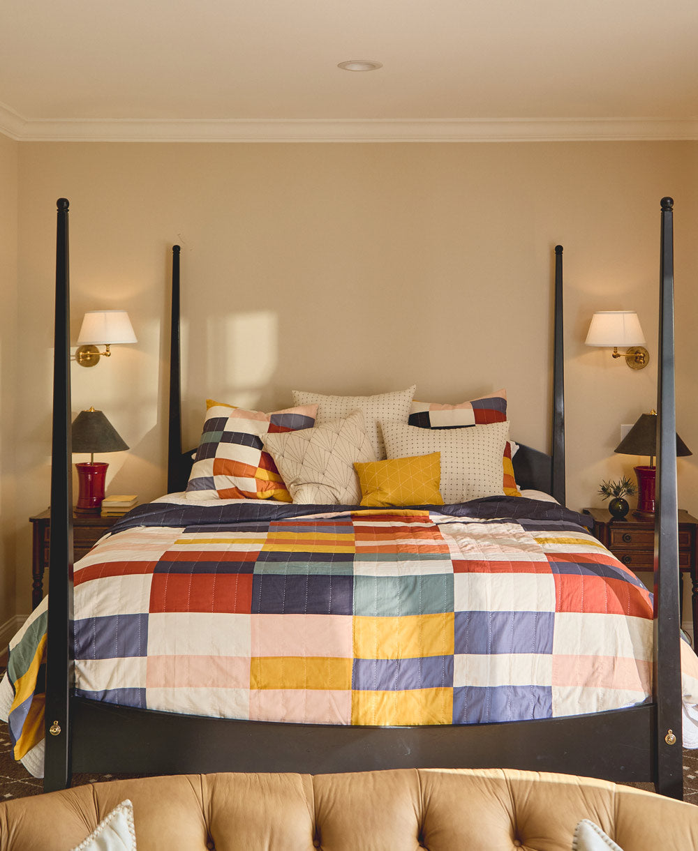 Colcha patchwork Multi-Check en una recámara