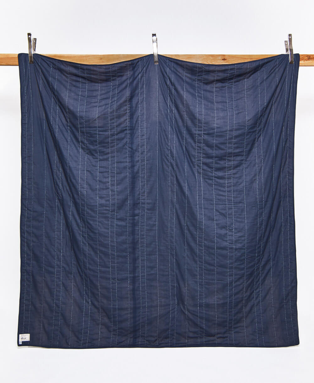 Reverso azul con puntadas kantha blancas de la colcha Offset