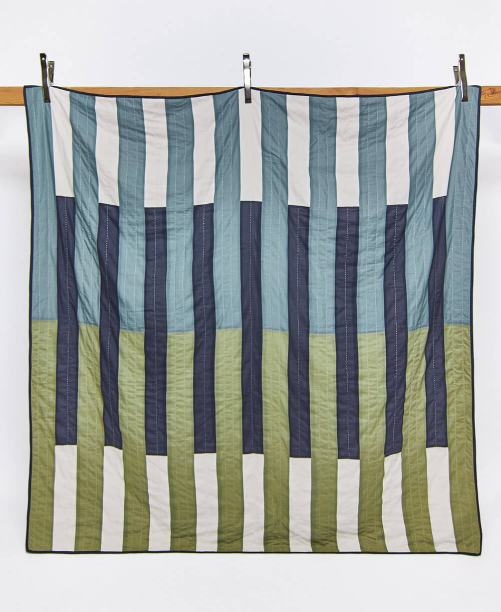 Colcha patchwork Offset de rayas azul, verde y blanco, vista completa