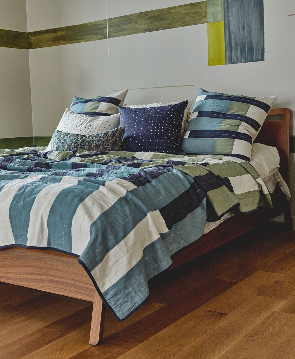 Colcha patchwork Offset sobre una cama