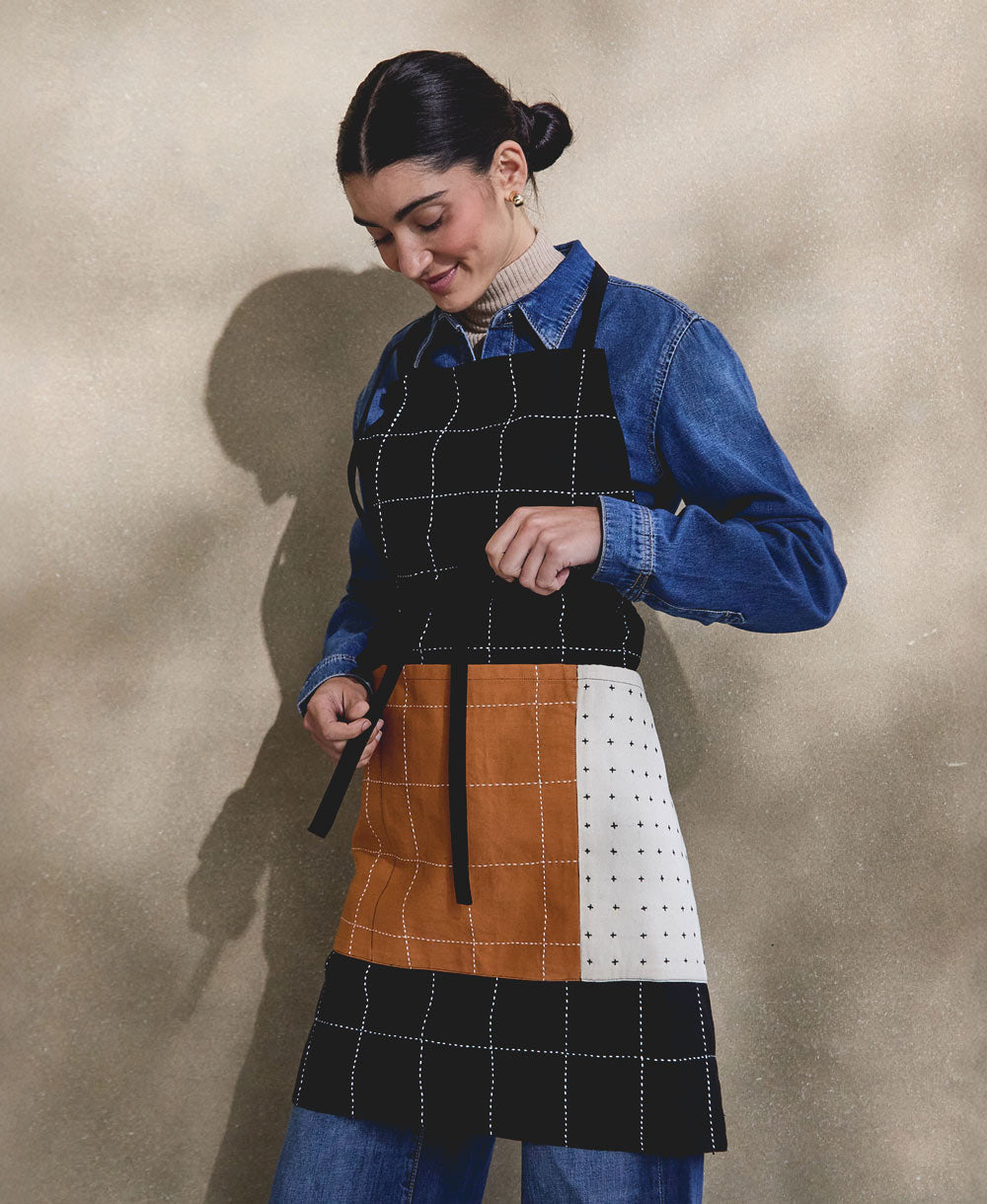 Mujer con el mandil Charcoal en negro, blanco y camel