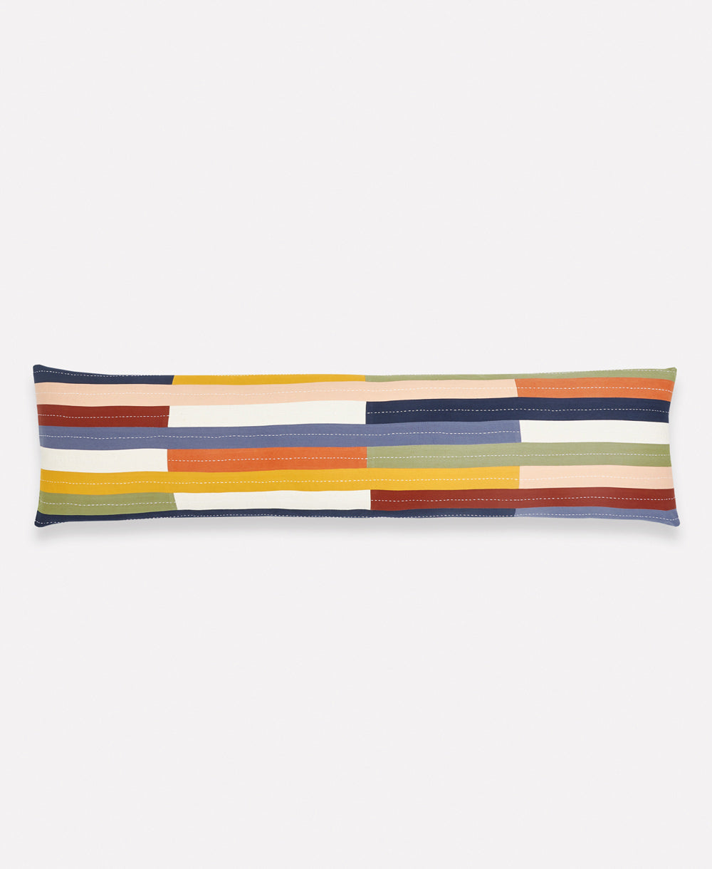 Cojín lumbar largo Rainbow de rayas multicolor, vista frontal