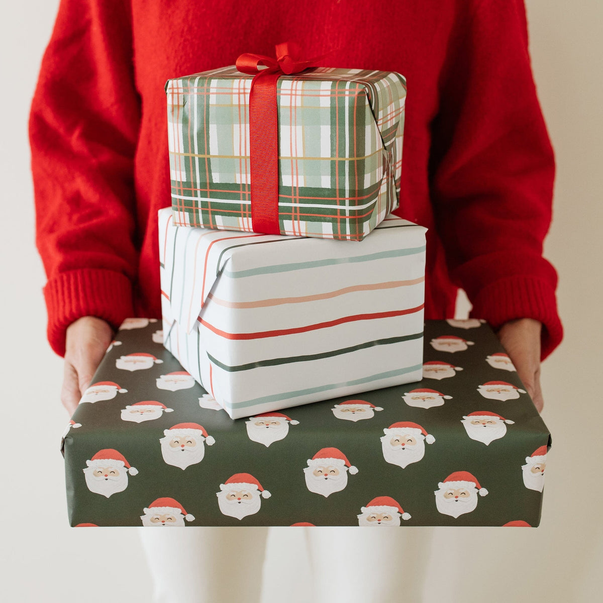 Papel de regalo Santa en un regalo