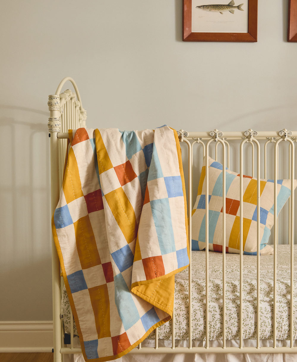Tile Baby Quilt sobre una cuna