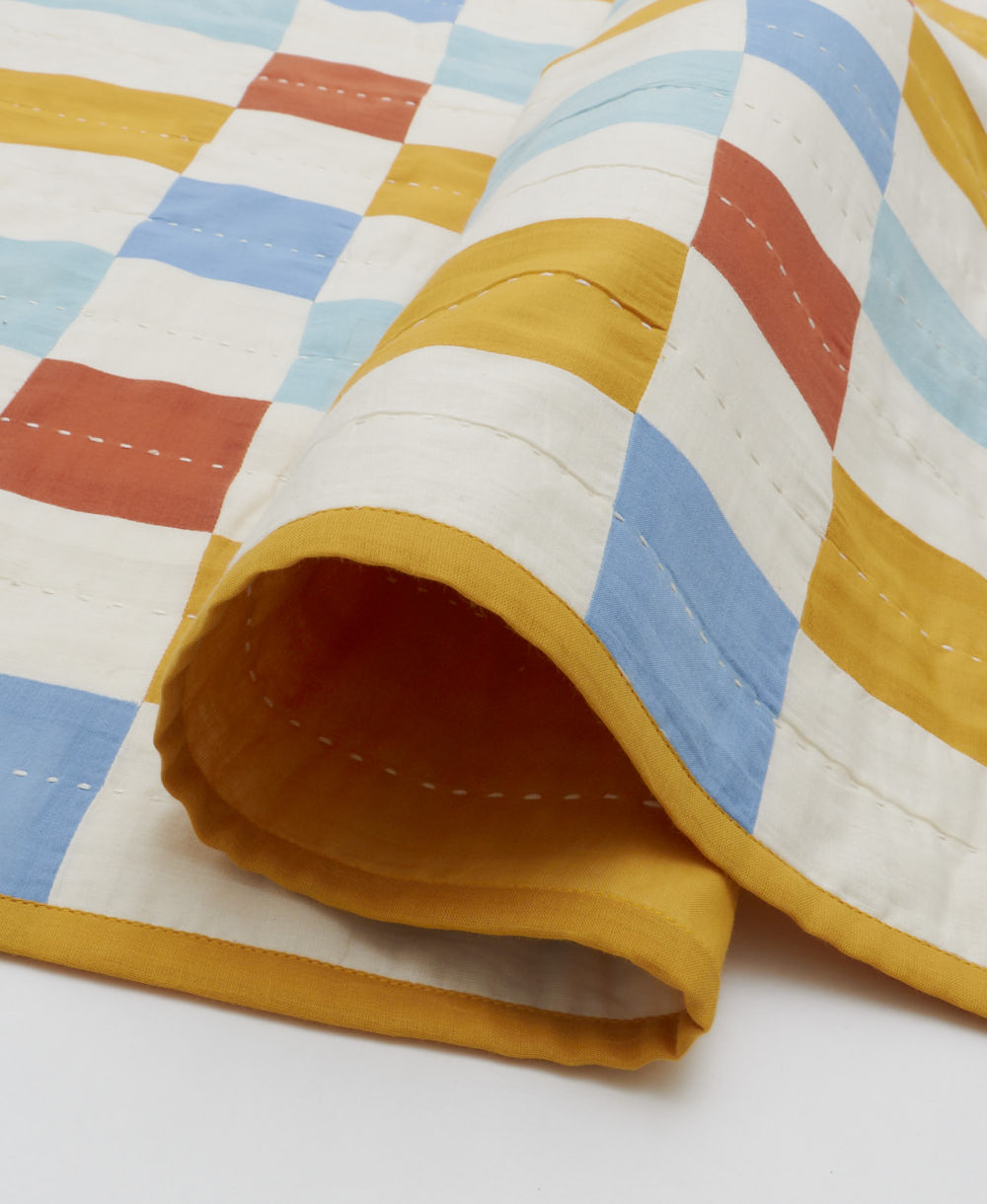 Tile Baby Quilt enrollado